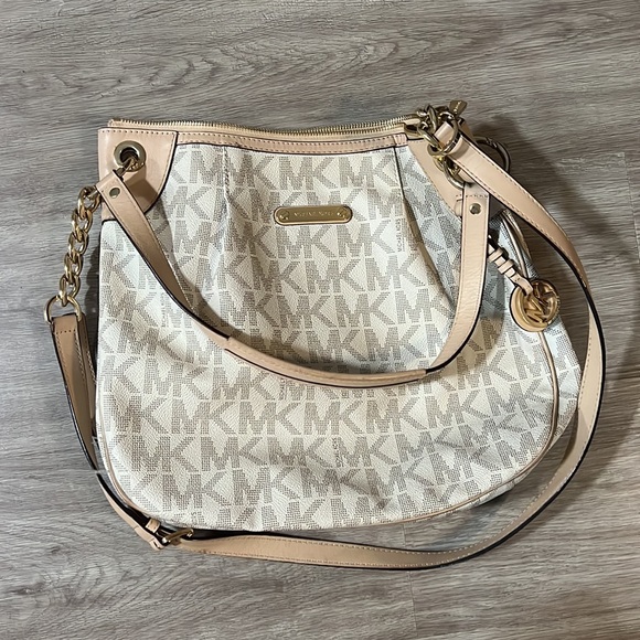 Michael Kors Vanilla PVC purse/crossbody - Picture 2 of 5